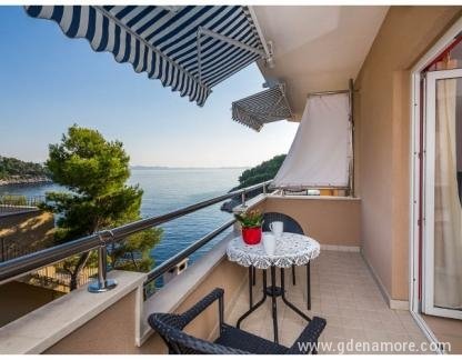 Apartments next to the sea in Osibova bay on the island of Brac, No. 2, alojamiento privado en Brač Milna, Croacia